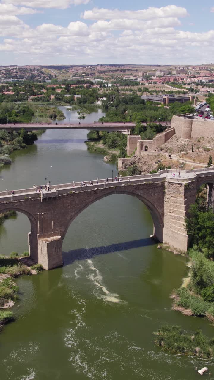 Pystysuora ilmakuva edestäpäin lähestymässä San Martínin siltaa Toledossa, Espanjassa päiväsaikaan.