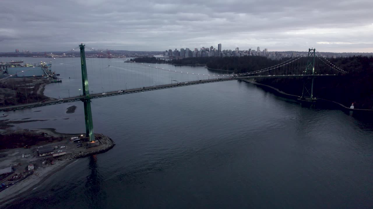 vista panorámica aérea del puente lions gate al atardecer con la ciudad de fondo, vancouver en canadá