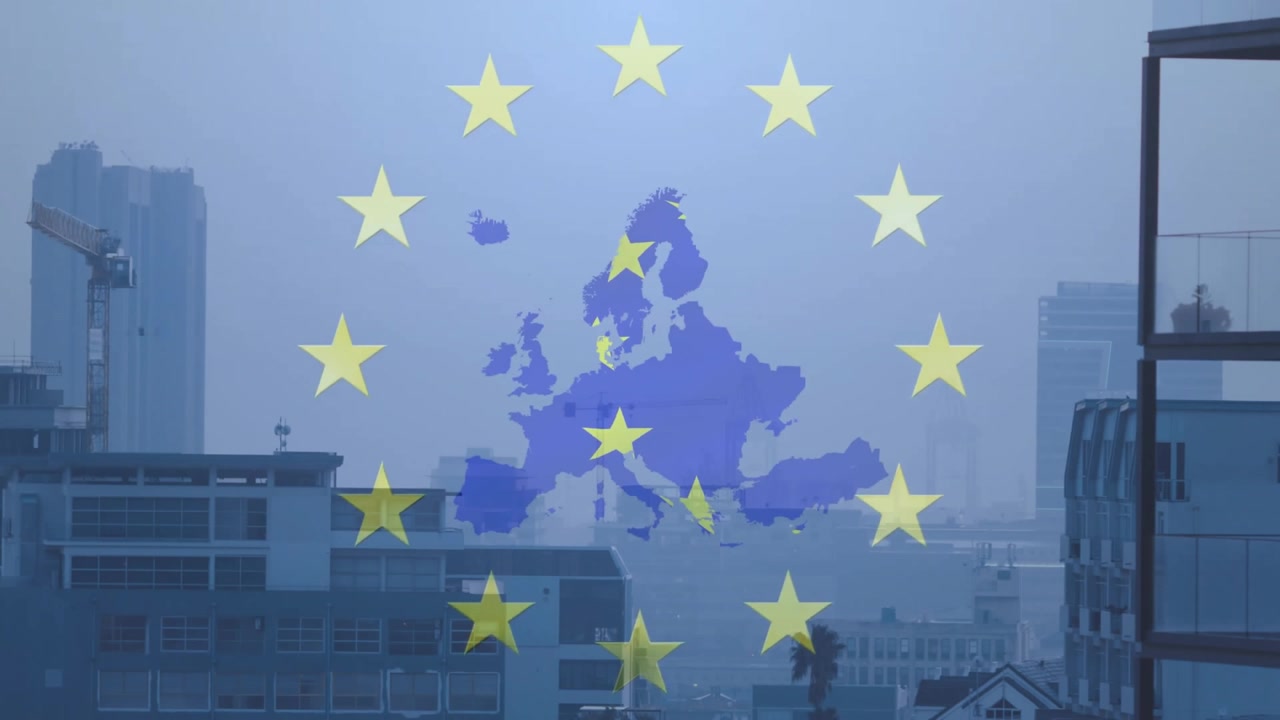 Na panelu zobrazujícím panorama města, objevující se modrá silueta EU, žluté hvězdy tvořící kruh splývající s panoramatem.