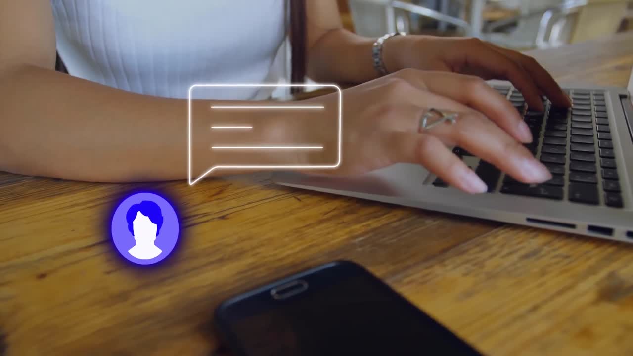 animación de un icono de los medios sobre una mujer de negocios biracial que usa una computadora portátil