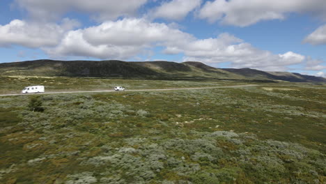 Toma-Aérea-De-Un-Auto-Moviéndose-En-Las-Calles-De-Noruega