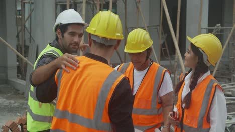 grupo de contratista y arquitecto con capataz explicando sobre el sitio de construcción del esquema para la planificación del proyecto al trabajador y mirando el plano, el sitio de la construcción, el desarrollo y la estructura.