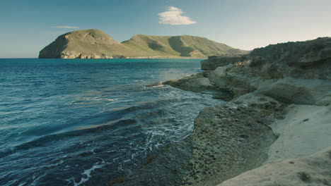 travelling cinematográfico de derecha a izquierda en cabo de gata, españa