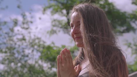 Schöne-Frau,-Die-An-Einem-Sonnigen-Tag-Im-Freien-Lächelt-Und-Yoga-Macht