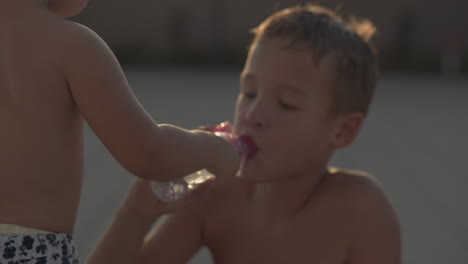 bebiendo de la misma botella