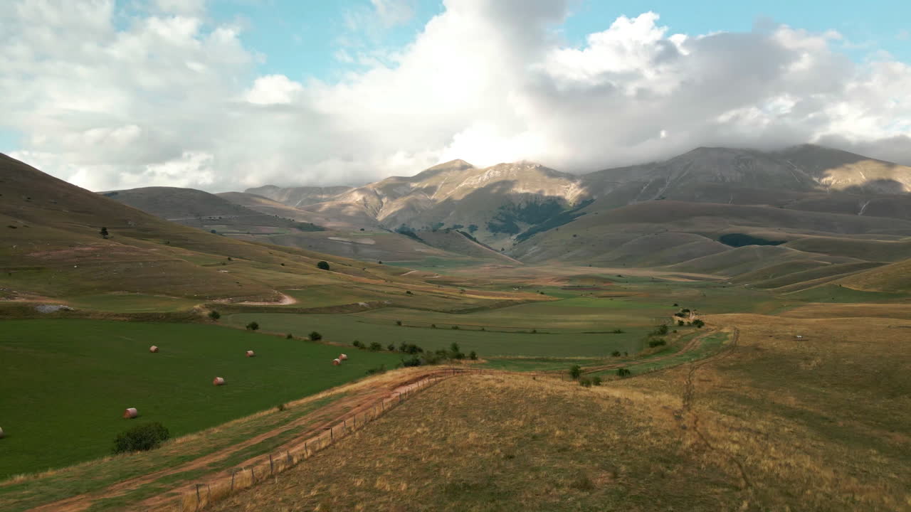 campos verdes rodeados de valles en las montañas de umbría cerca de castelluccio en el centro de italia