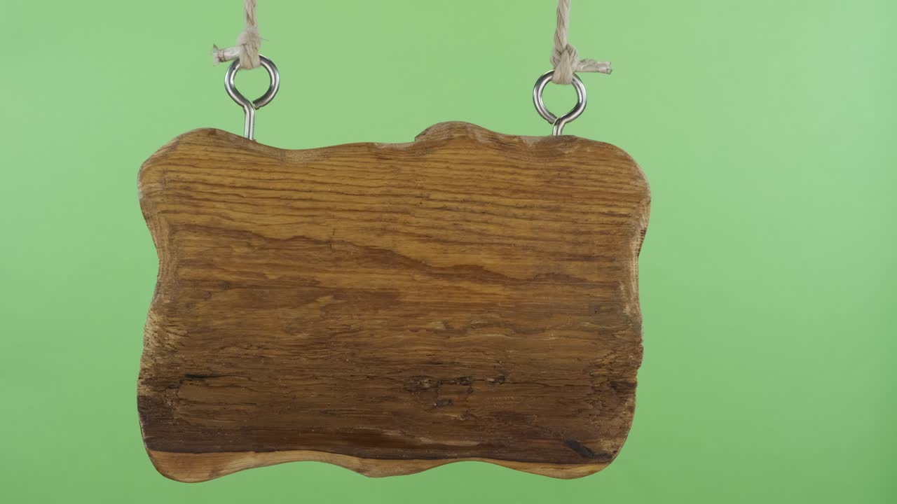 은 빈 나무 표지판이 으로 흔들린다. 녹색 화면