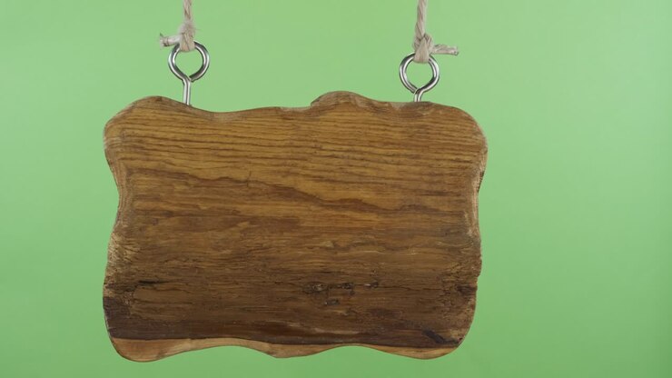 Un vecchio cartello di legno vuoto oscilla ai lati. Schermo verde.