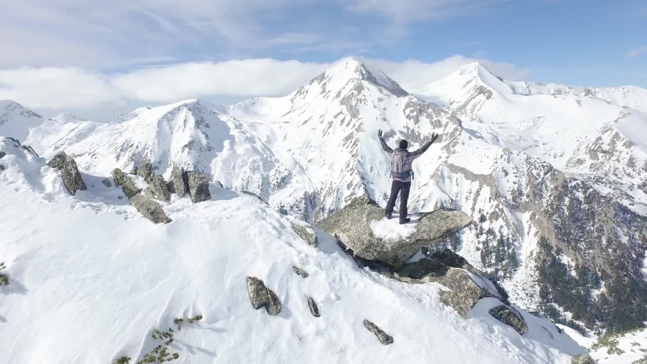 산꼭대기 에 있는 산책자