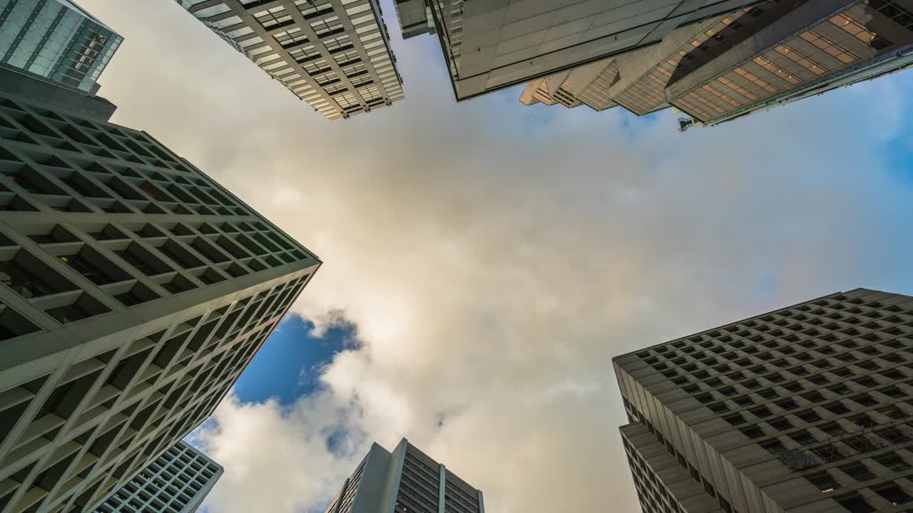 hong kong, 4k time-lapse de rascacielos y nubes.