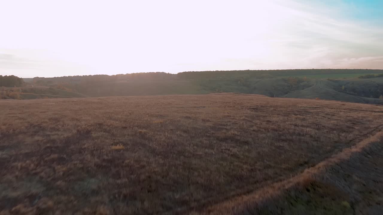 vista aérea panorámica de las colinas al atardecer