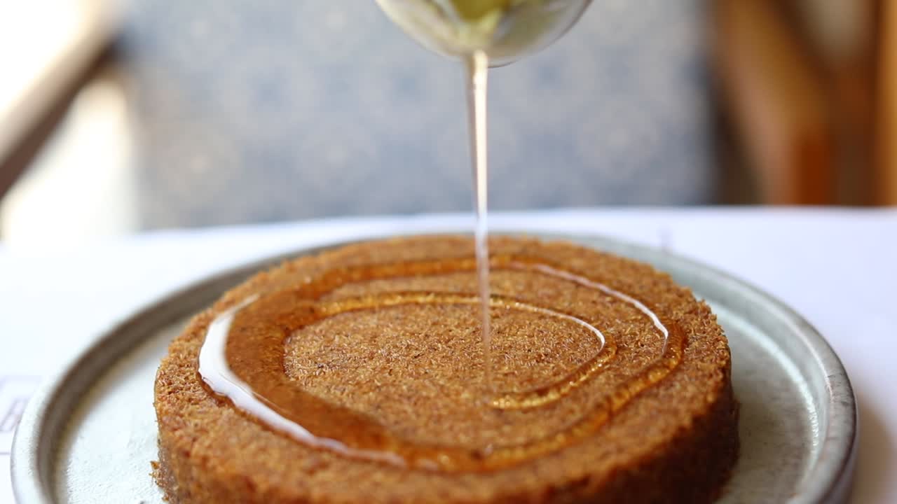 jarabe de azúcar espeso vertido sobre konafa