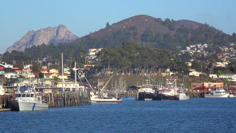 Eröffnungsaufnahme-Des-Malerischen-Fischerdorfes-Morro-Bay,-Kalifornien