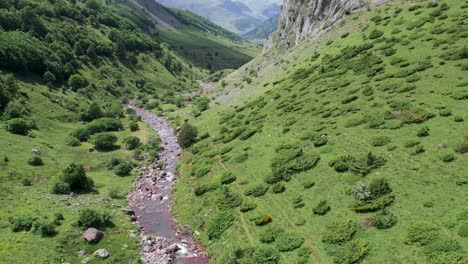 Río-Que-Fluye-A-Través-Del-Valle-En-Las-Montañas