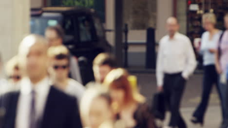 multitud anónima de gente de negocios caminando por las calles de la ciudad de londres verano de 2014