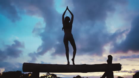 yoga, silueta y meditación de la mujer contra