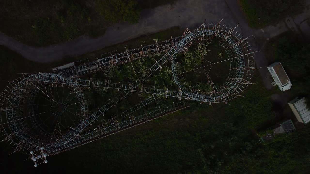 롤러 코스터 위로 올라가는 소름끼치는 버려진 루나파크의 하향식 조감도