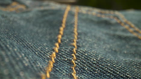 nahaufnahme des racks mit schwerpunkt auf den nähten von denim-blue-jeans