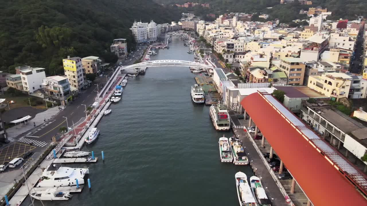 부둣가 운하에 정박된 보트 위를 날다