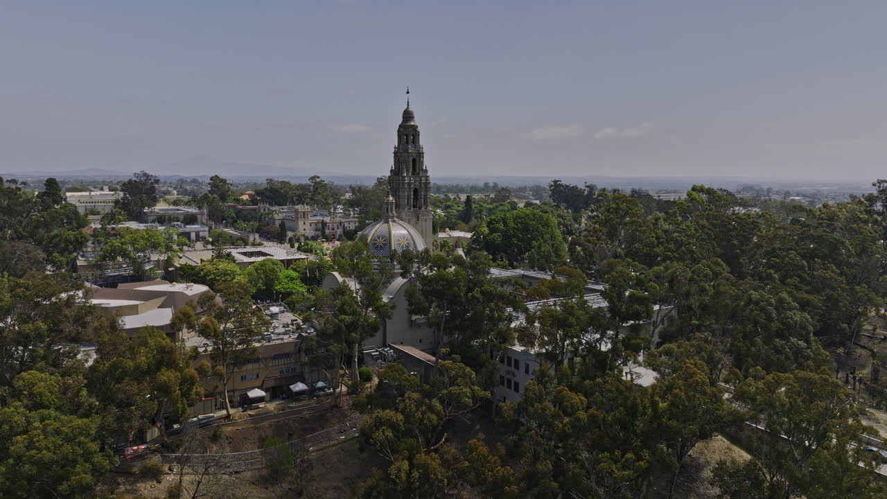 san diego california antena v68 vuelo bajo alrededor del parque balboa capturando detalles arquitectónicos de la icónica torre histórica, museos y puente cabrillo - filmada con cine mavic 3 - septiembre de 2022
