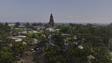 San-Diego-California-Antena-V68-Vuelo-Bajo-Alrededor-Del-Parque-Balboa-Capturando-Detalles-Arquitectónicos-De-La-Icónica-Torre-Histórica,-Museos-Y-Puente-Cabrillo---Filmada-Con-Cine-Mavic-3---Septiembre-De-2022