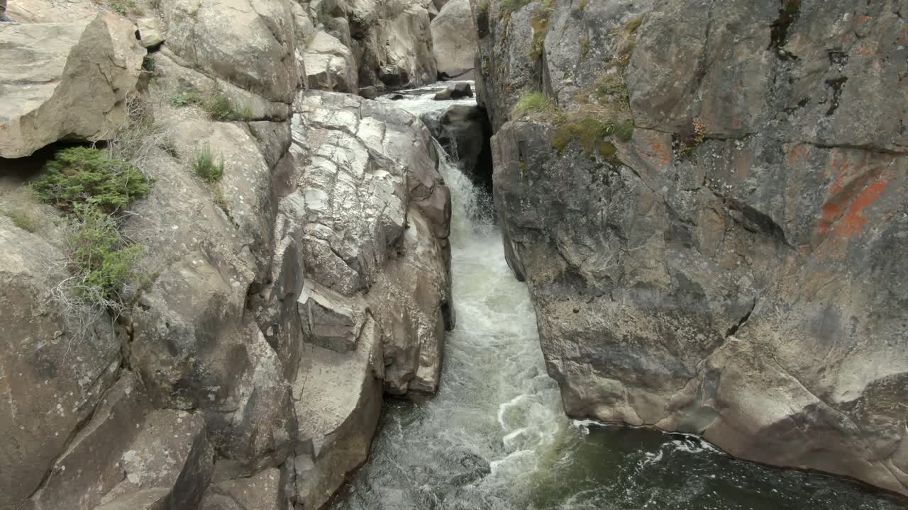 carro aéreo sobre el río hacia la cascada en el cañón en colorado