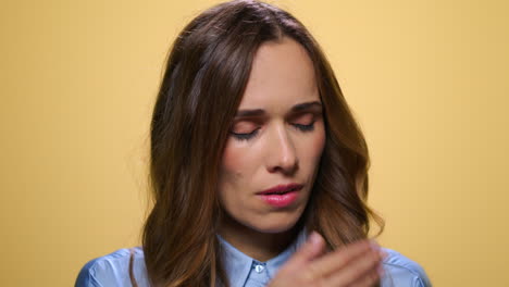hermosa mujer bostezando sobre un fondo amarillo. niña soñolienta despertando por la mañana
