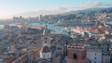 Vuelo-De-Drones-Sobre-Los-Tejados-De-Génova-Más-Allá-De-Grimaldina-Y-Las-Torres-De-La-Catedral-De-Génova,-Italia