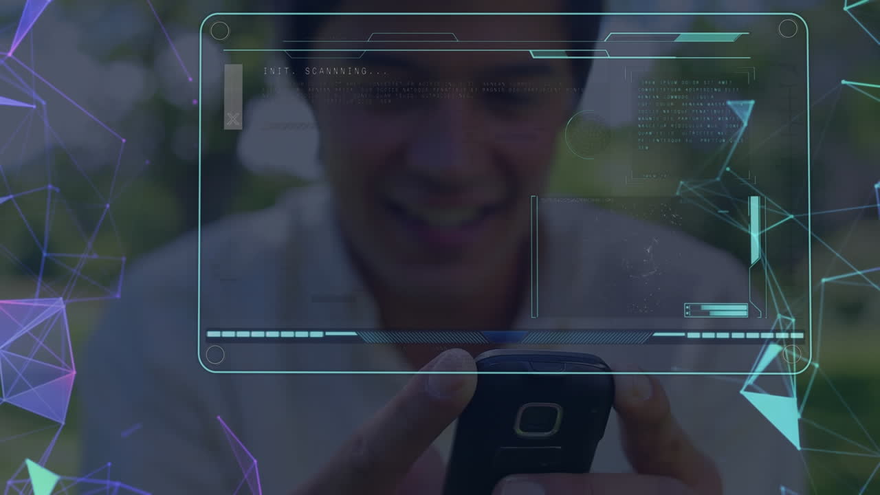 interfaz digital con procesamiento de datos contra hombre asiático usando teléfono inteligente al aire libre