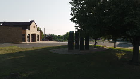 Überdachter-Brückenpark-Mit-Friedlicher-Naturlandschaft-Und-Statuen-In-Zumbrota,-Minnesota,-USA