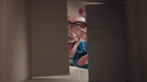 hombre emocionado abriendo una caja de regalos