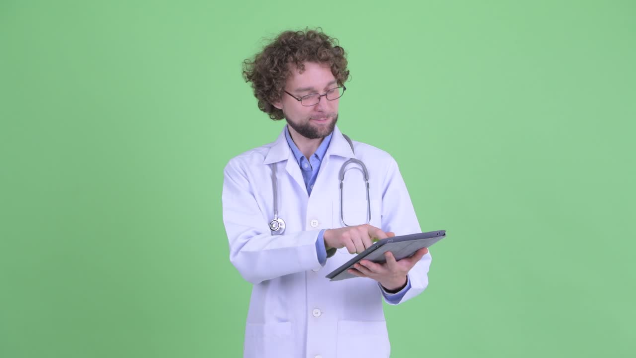 Giovane medico bello e barbuto con i capelli ricci