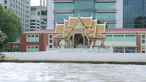 Ein-Kleiner-Kleiner-Tempel,-Der-Vom-Transport-Aus-Gesehen-Wird