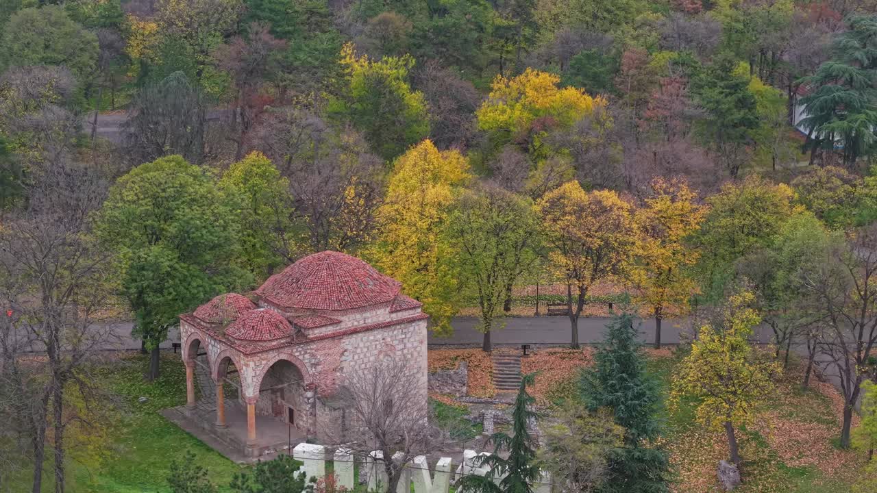 Bali Bey Camii üzerinde yapılan bir drone çekimi, Niş şehir manzarasını ortaya çıkararak tarihi mimariyi şehir sokakları ve çatılarla harmanlıyor