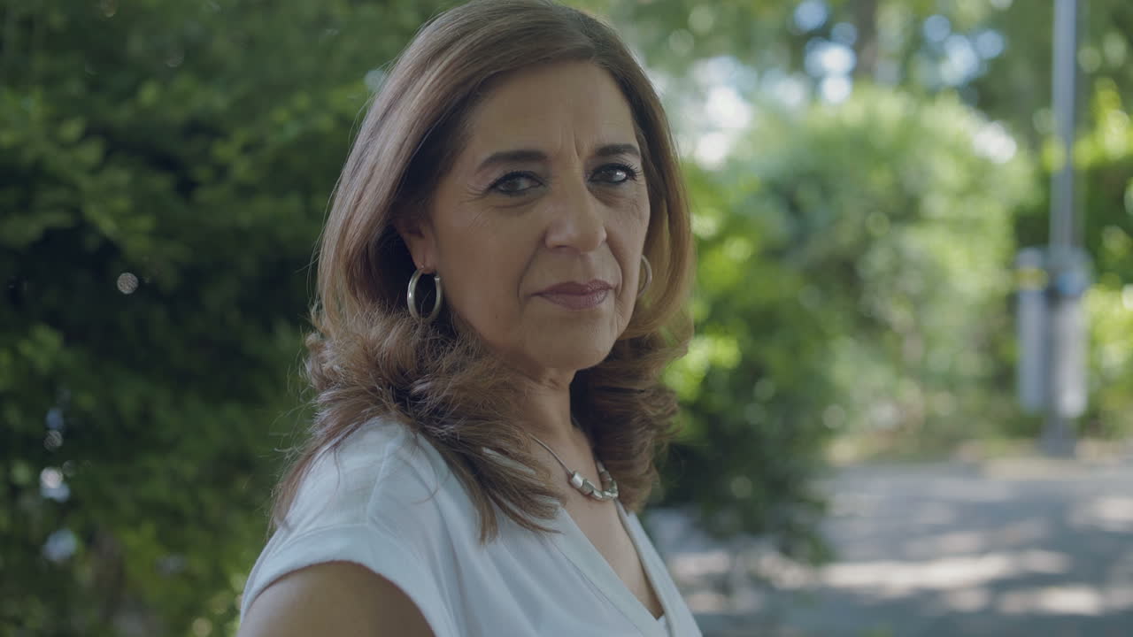 mulher elegante olhando para a câmera, sorrindo, posando, enviando beijo
