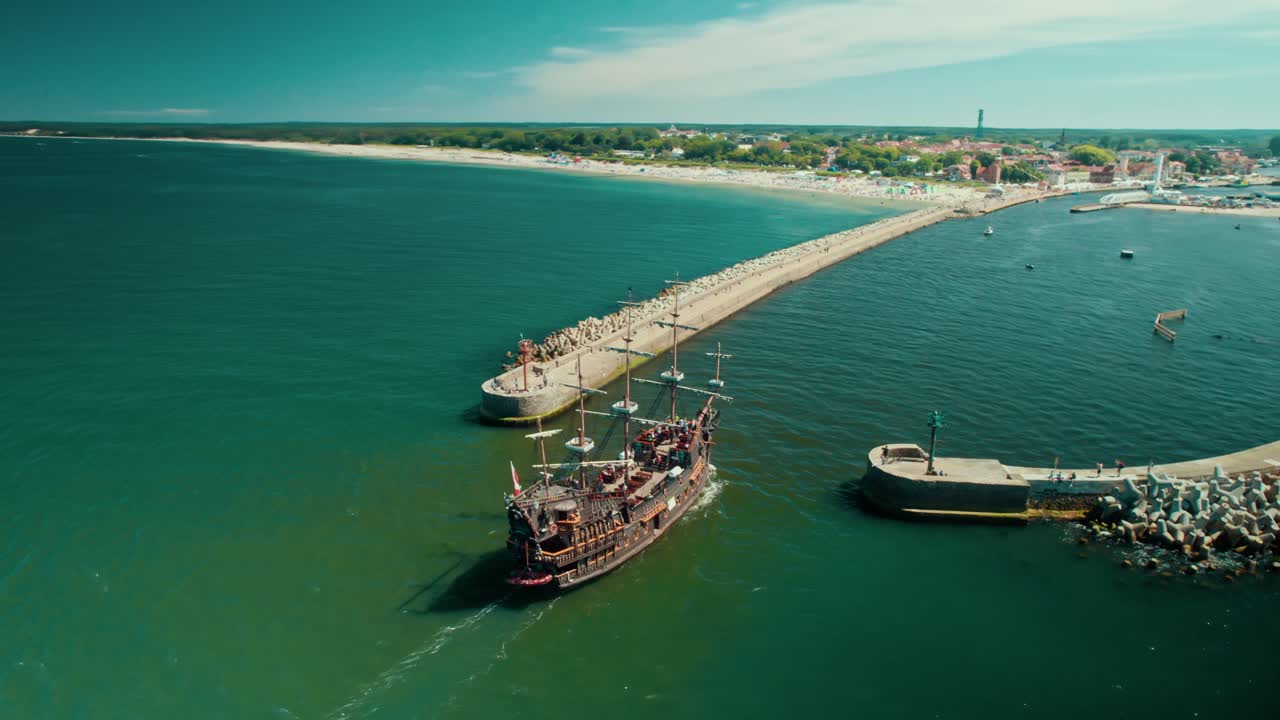 해적 선박이 항구에 들어갑니다.