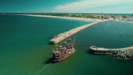 Piratenschiff-Beim-Einlaufen-In-Den-Hafen