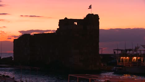 Un-Antiguo-Fuerte-Fenicio-Guarda-La-Entrada-Al-Hermoso-E-Histórico-Pueblo-Pesquero-De-Byblos-En-La-Costa-Del-Líbano