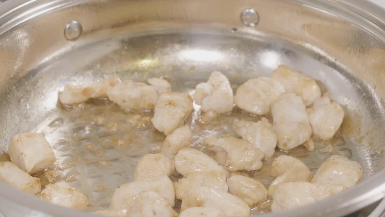 판에 고기를 요리하는 것