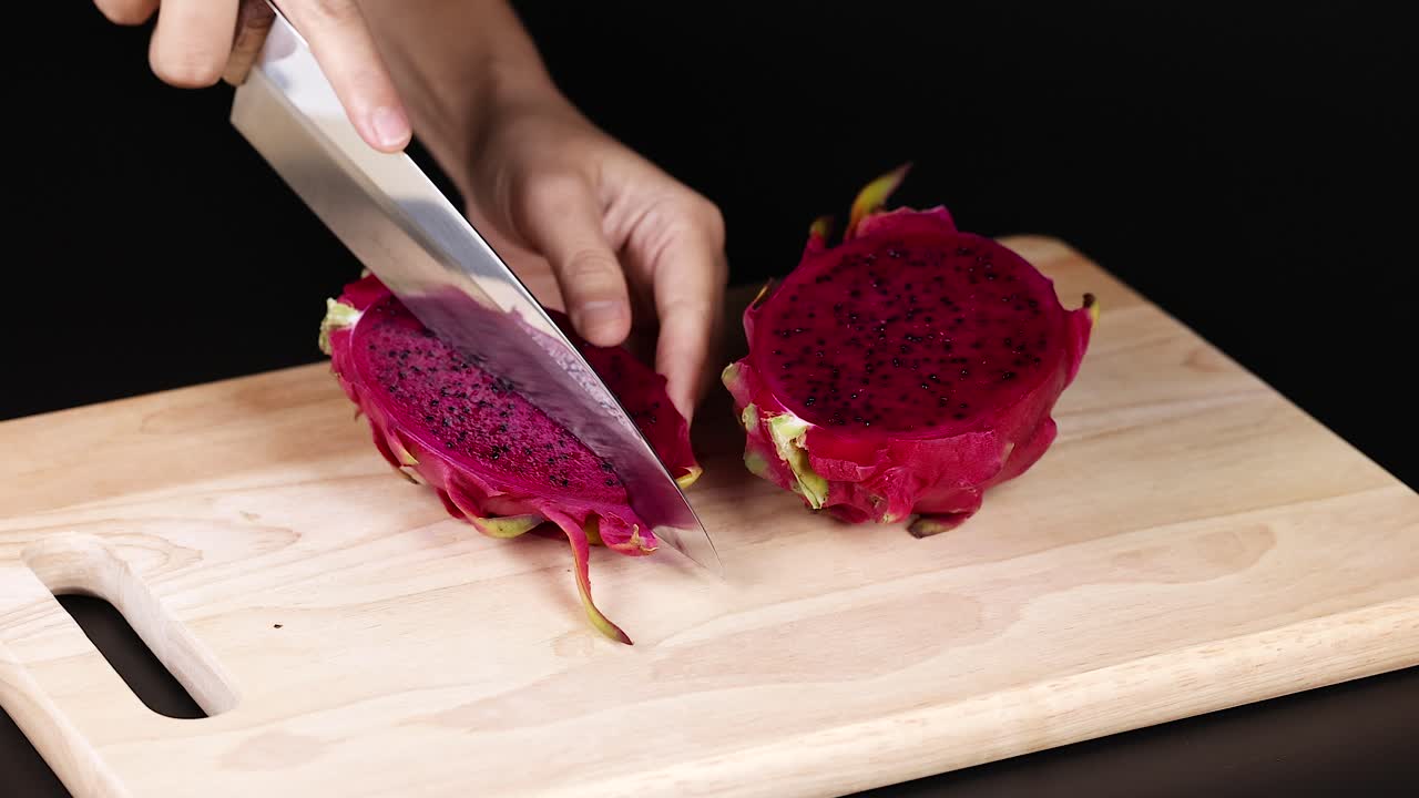 cortar una fruta de dragón con un cuchillo