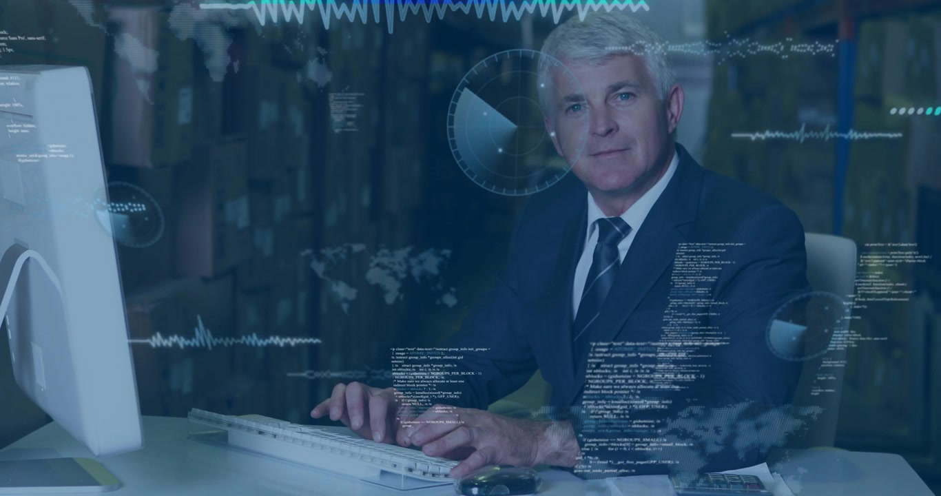 Logistikanalytiker taster på tastatur på lageret, aktiverer analyseoverlejring på skærmen og tjekker lagerbeholdningen