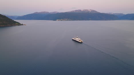 Crucero-Idílico-Para-Pasajeros-Que-Viajan-En-Ferry