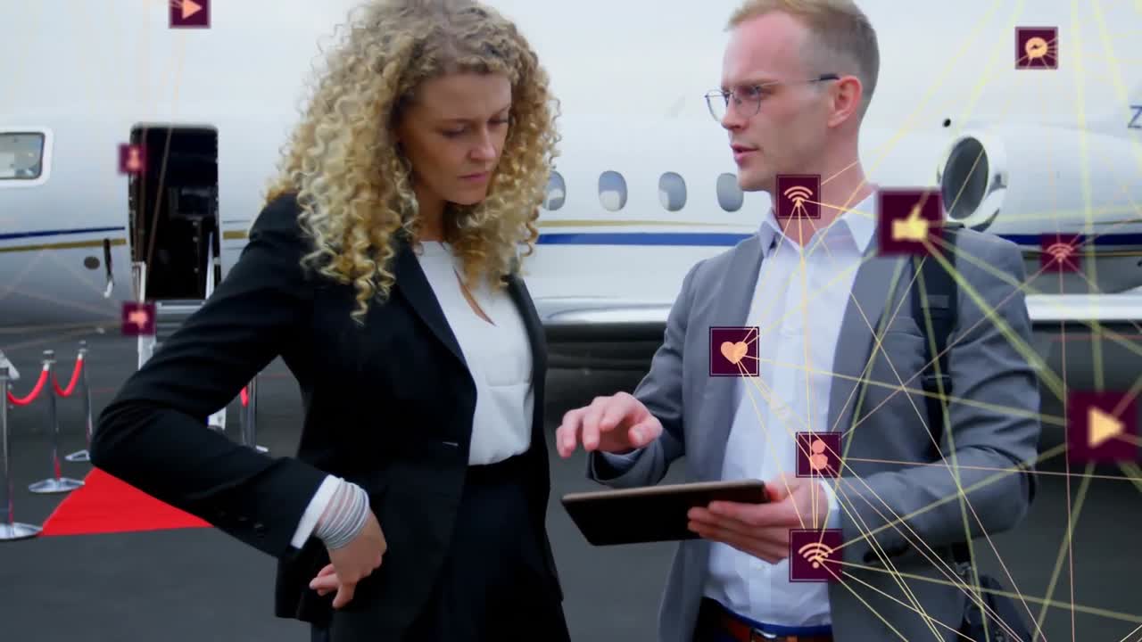 animación de iconos conectados que forman un globo, diversos compañeros de trabajo discutiendo informes contra el avión