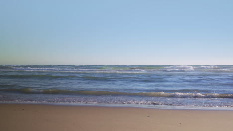 Olas-Del-Océano-Con-Un-Cielo-Azul-Claro-En-La-Playa