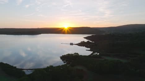 Vista-Panorámica-Del-Islote-Húmedo-De-La-Bahía-De-Fornells,-Horizonte-De-La-Costa-Verde-Aérea-De-Menorca