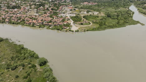 Los-Ríos-Mtkvari-Y-Aragvi-Se-Unen-En-La-Antigua-Ciudad-De-Mtskheta,-Provincia-De-Mtskheta-mtianeti,-Georgia