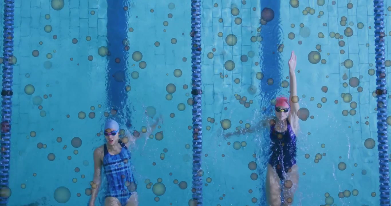 Vídeo vertical: Braços de dois nadadores entrando pela parte superior, iniciando o treino de nado de costas na raia da piscina, com toucas.