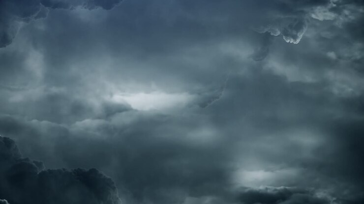 temporale in nuvole scure e spesse sopra il cielo