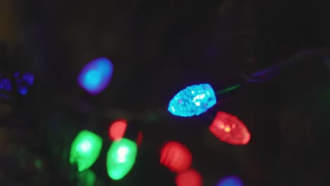 colorida y brillante decoración navideña. decoración reluciente de neón brillante en la calle de cerca. feliz año nuevo. celebración de las vacaciones de invierno en la ciudad nocturna. imágenes en 4k