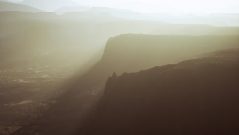 Fantastische-Herbstlandschaft,-Umgeben-Von-Nebel